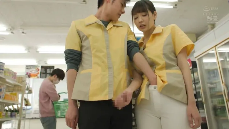 đồng nghiệp nữ ở cửa Cây hàng tiện lợi có quá khứ từng làm cave